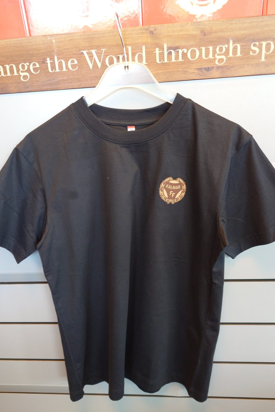 T-shirt svart emblem brunt