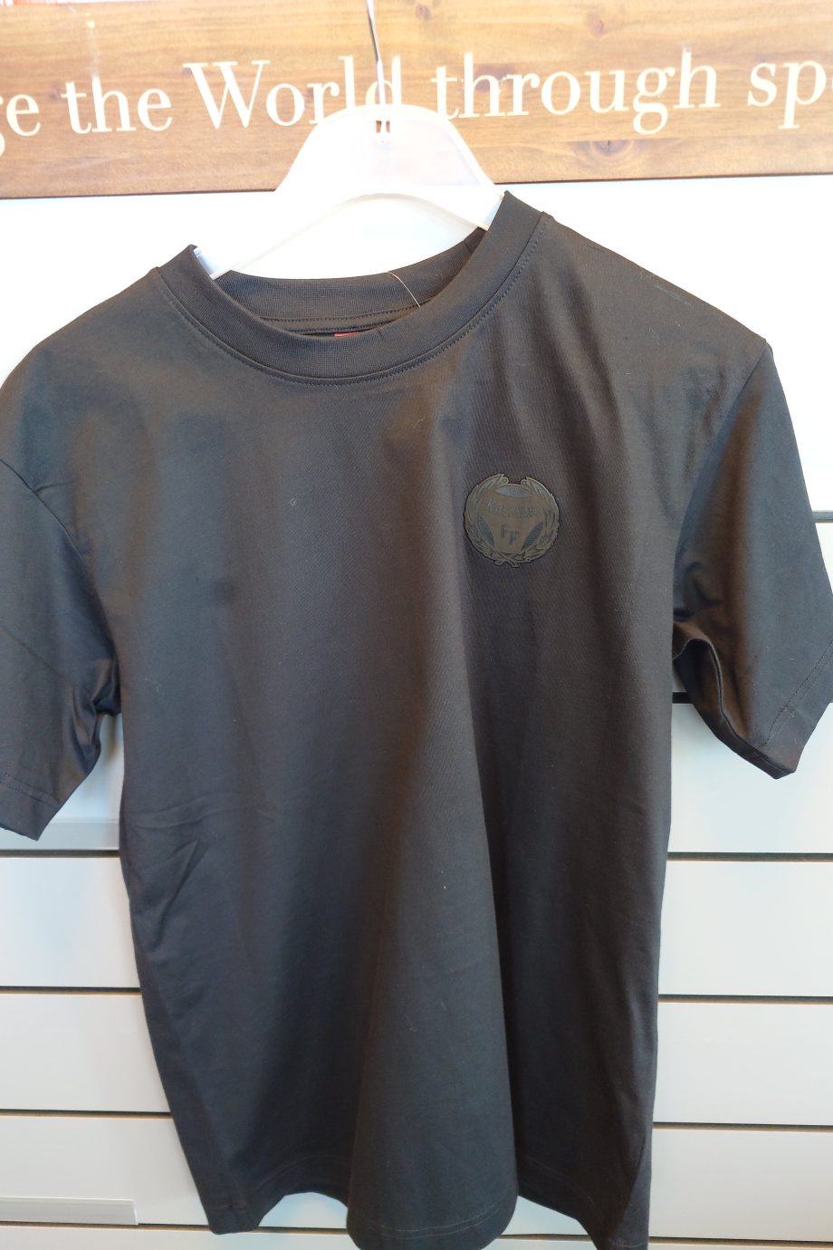 T-shirt svart emblem grått på svart