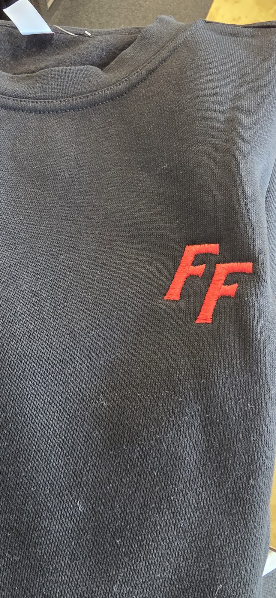 Collegetröja svart FF röd brodyr
